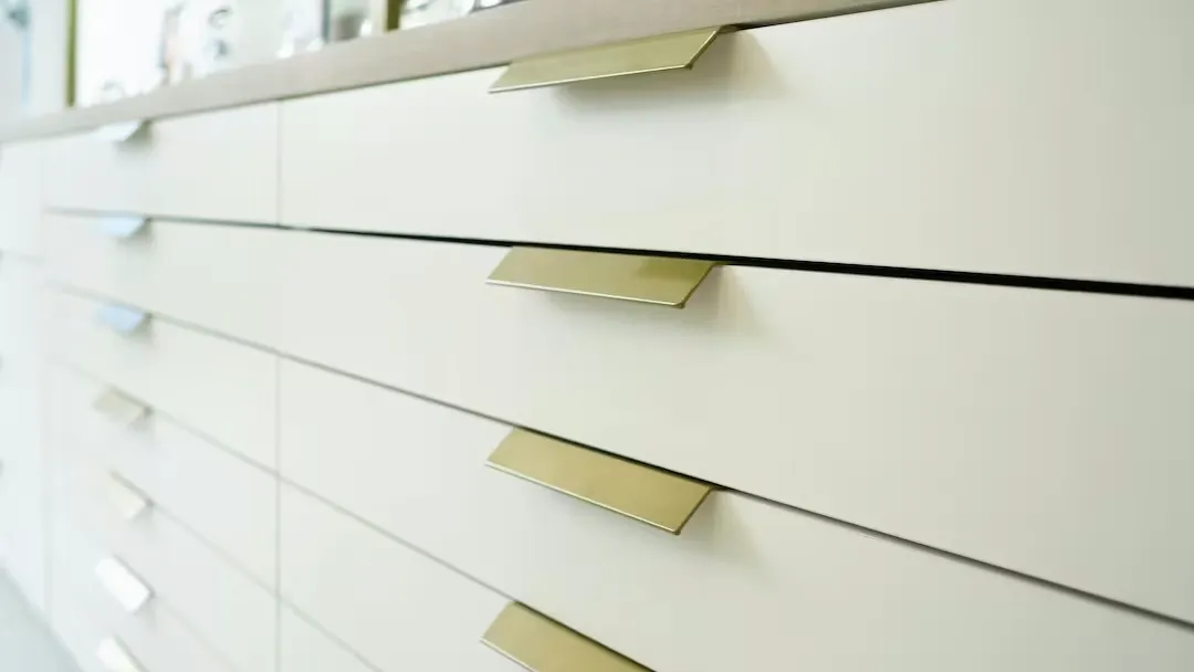 Jaladeras y herrajes para puertas, muebles y closets